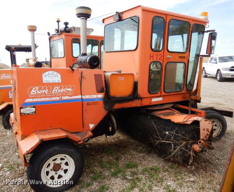 image for item DQ7328 1999 Broce RJ350  broom