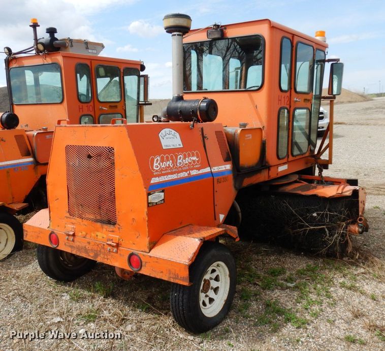 image for item DQ7328 1999 Broce RJ350  broom