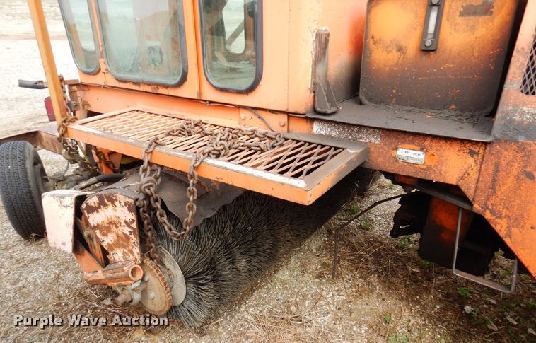 image for item DQ7328 1999 Broce RJ350  broom