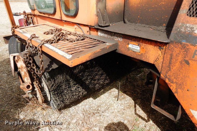 image for item DQ7328 1999 Broce RJ350  broom