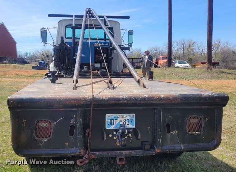 image for item EB9765 1992 Ford L8000  winch truck