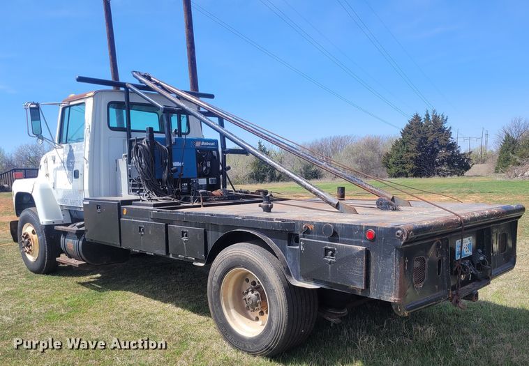 image for item EB9765 1992 Ford L8000  winch truck