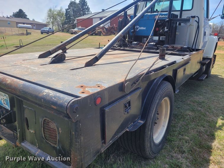 image for item EB9765 1992 Ford L8000  winch truck