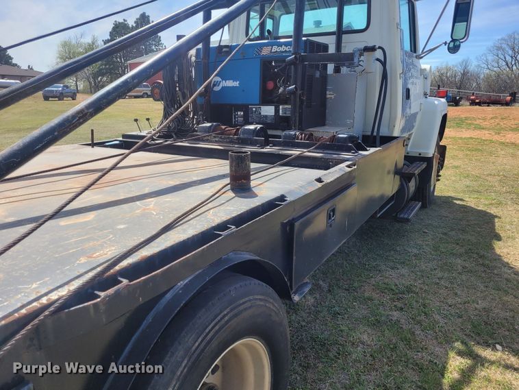 image for item EB9765 1992 Ford L8000  winch truck