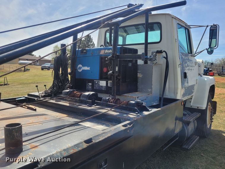 image for item EB9765 1992 Ford L8000  winch truck