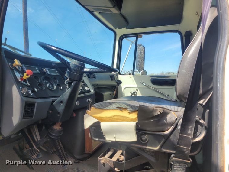 image for item EB9765 1992 Ford L8000  winch truck