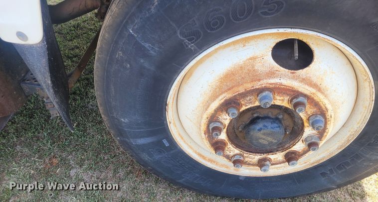 image for item EB9765 1992 Ford L8000  winch truck