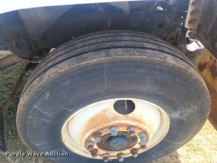 image for item EB9765 1992 Ford L8000  winch truck