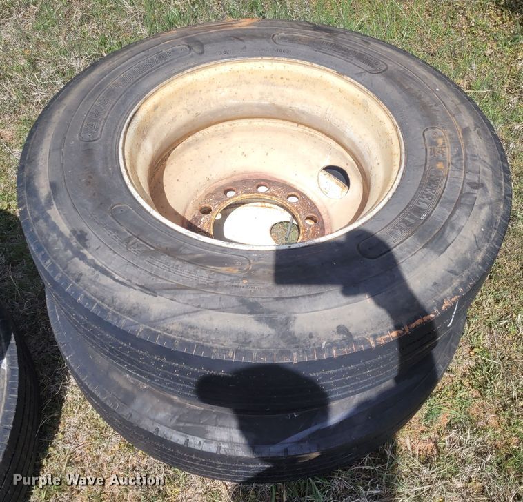 image for item EB9765 1992 Ford L8000  winch truck