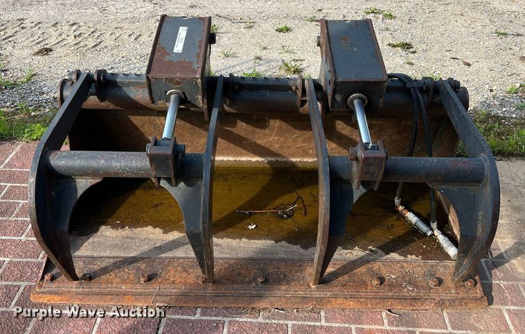 image for item II9039 Bobcat  skid steer grapple bucket