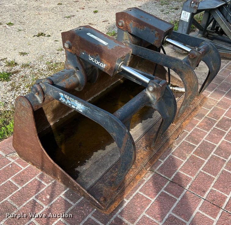 image for item II9039 Bobcat  skid steer grapple bucket