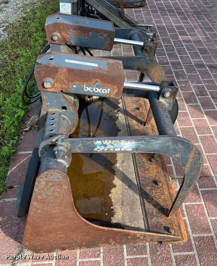 image for item II9039 Bobcat  skid steer grapple bucket