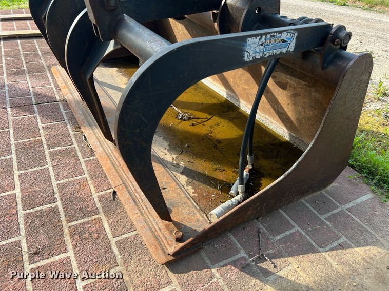 image for item II9039 Bobcat  skid steer grapple bucket