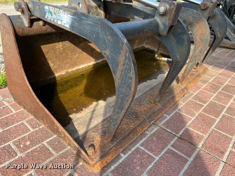 image for item II9039 Bobcat  skid steer grapple bucket