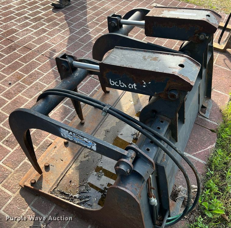 image for item II9039 Bobcat  skid steer grapple bucket