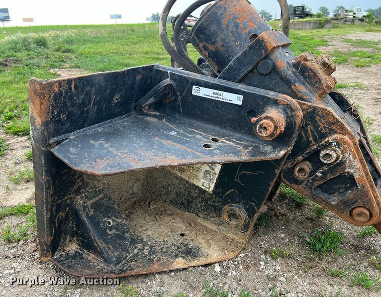 image for item II9083 Melroe 35004  skid steer breaker