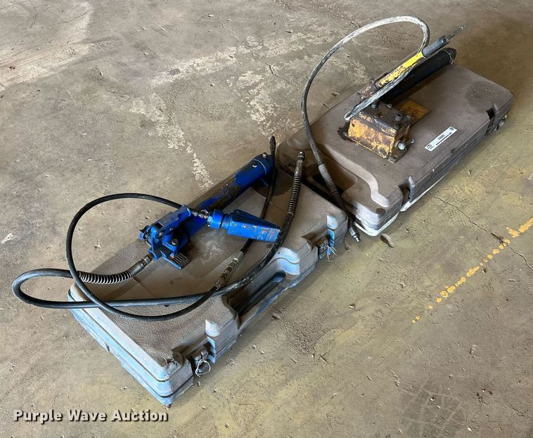 image for item II9093 (3) hydraulic rams