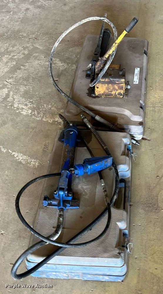 image for item II9093 (3) hydraulic rams