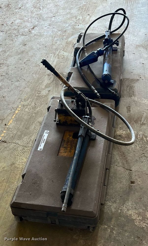 image for item II9093 (3) hydraulic rams