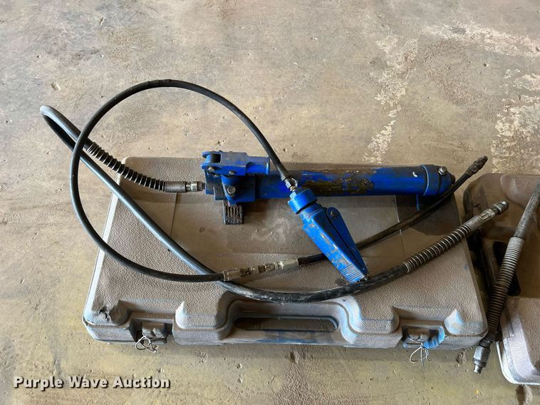 image for item II9093 (3) hydraulic rams