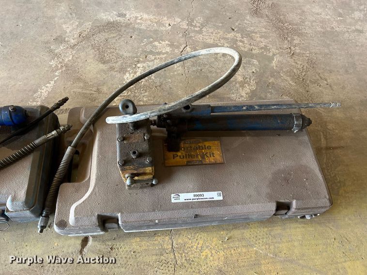 image for item II9093 (3) hydraulic rams