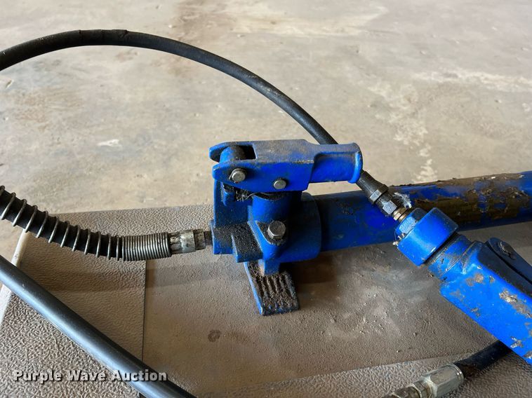 image for item II9093 (3) hydraulic rams