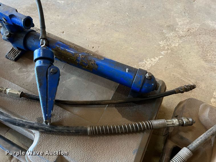 image for item II9093 (3) hydraulic rams