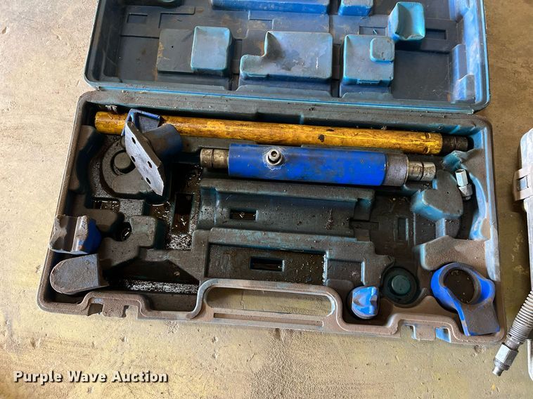 image for item II9093 (3) hydraulic rams