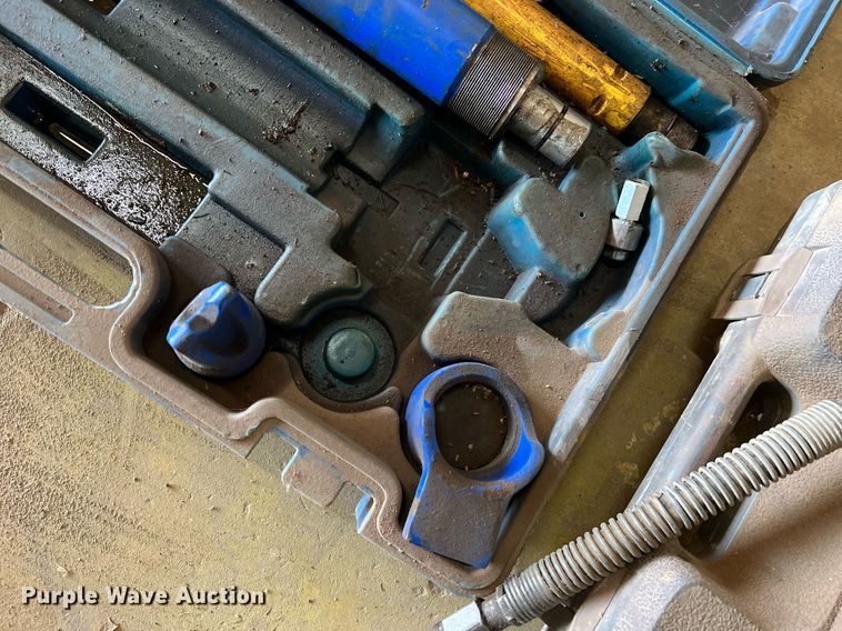 image for item II9093 (3) hydraulic rams