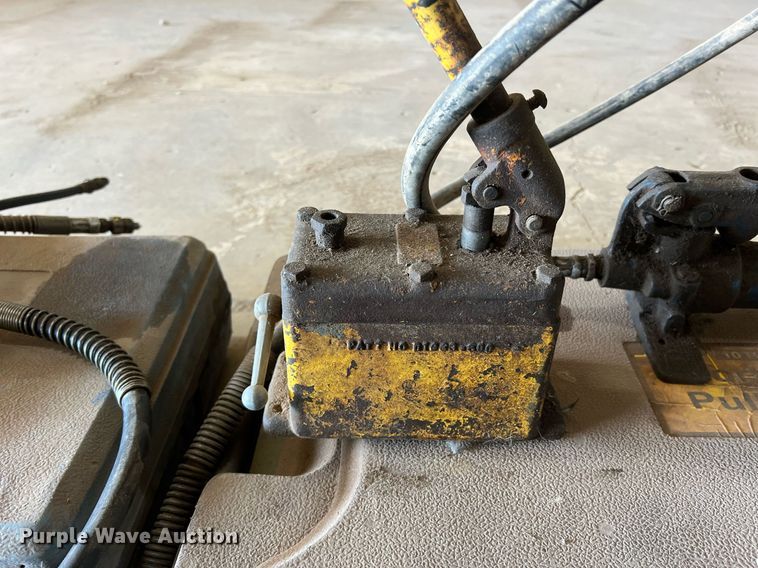 image for item II9093 (3) hydraulic rams