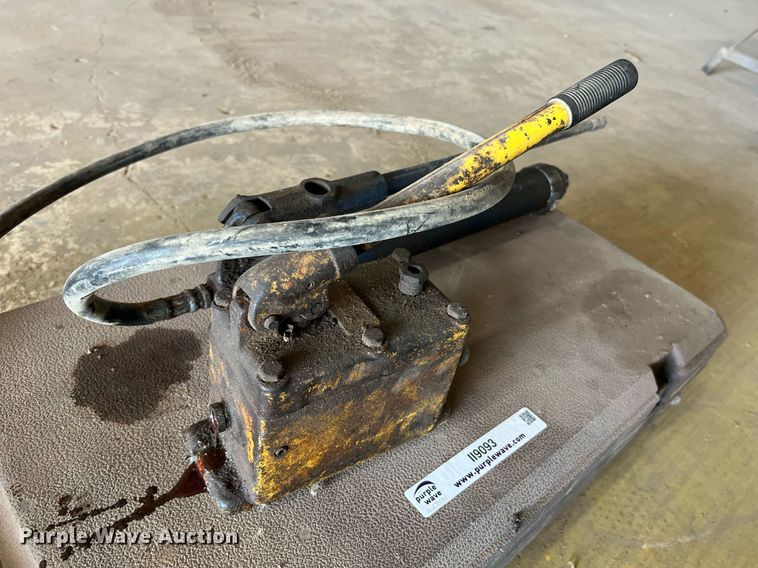 image for item II9093 (3) hydraulic rams