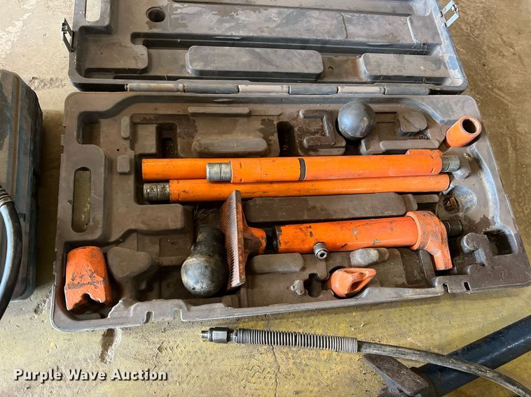 image for item II9093 (3) hydraulic rams