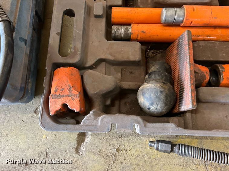 image for item II9093 (3) hydraulic rams