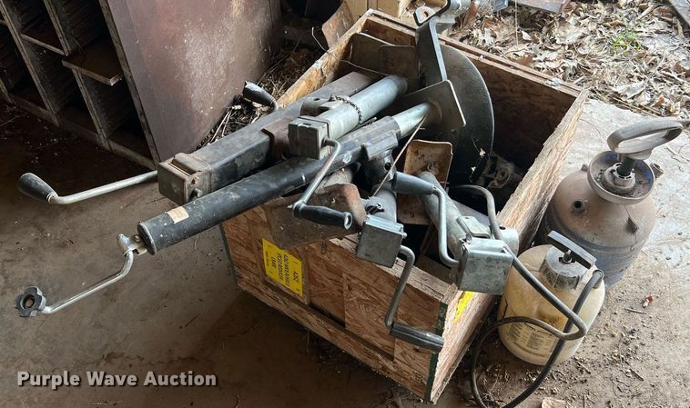 image for item II9100 (7) shelves of parts