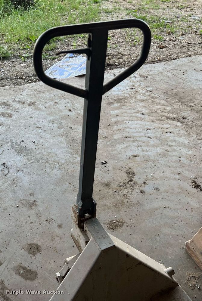 image for item II9105 (2) pallet jacks