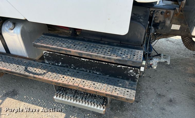 image for item II9114 2007 Freightliner Business Class M2  utility / service truck