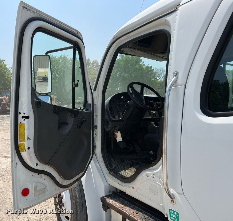 image for item II9114 2007 Freightliner Business Class M2  utility / service truck