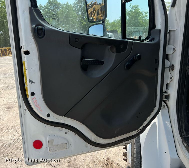 image for item II9114 2007 Freightliner Business Class M2  utility / service truck