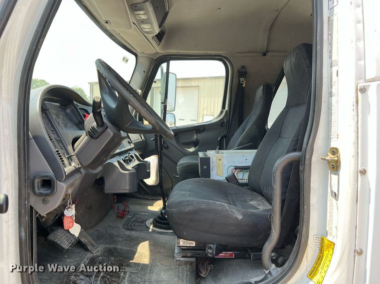 image for item II9114 2007 Freightliner Business Class M2  utility / service truck