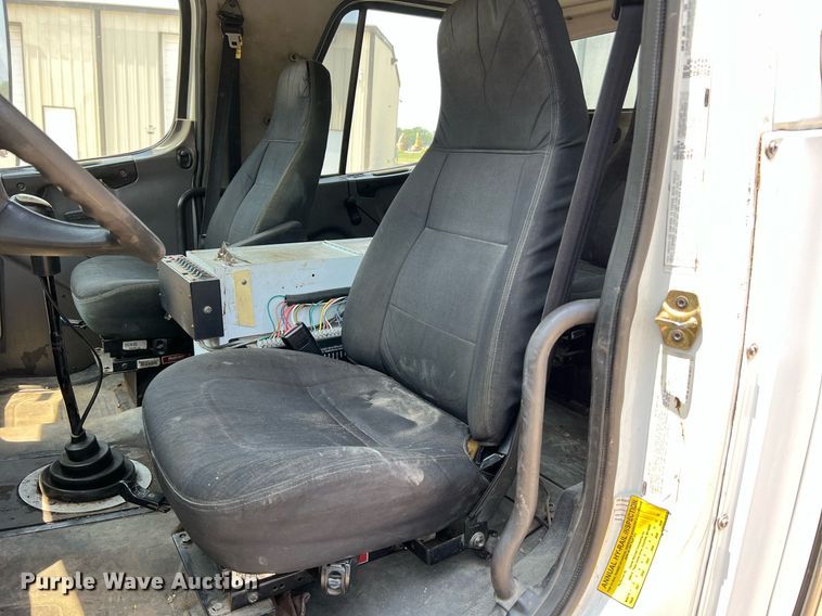 image for item II9114 2007 Freightliner Business Class M2  utility / service truck