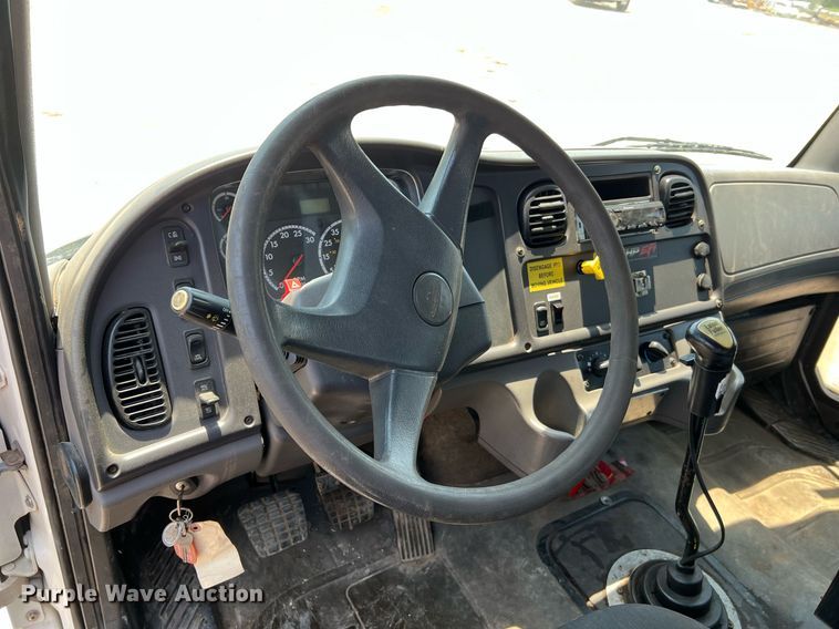 image for item II9114 2007 Freightliner Business Class M2  utility / service truck