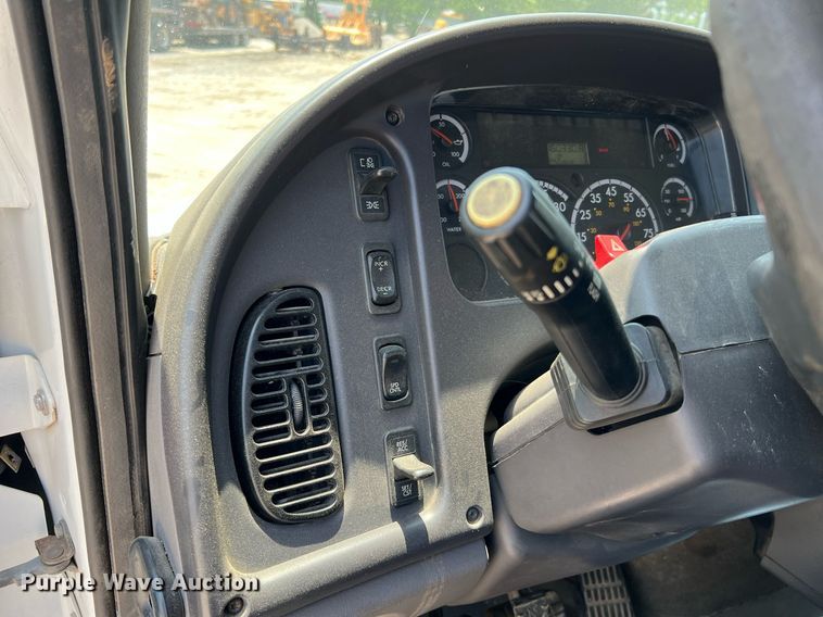 image for item II9114 2007 Freightliner Business Class M2  utility / service truck