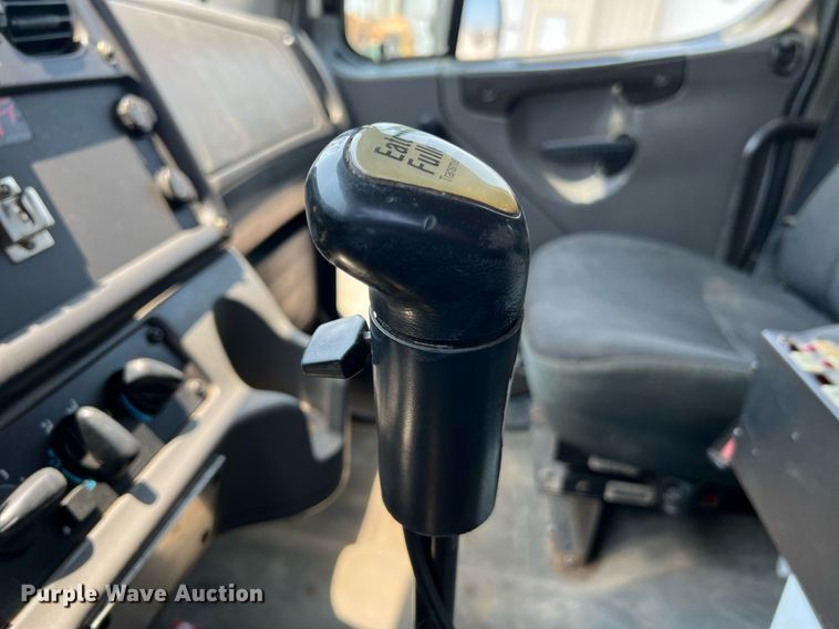 image for item II9114 2007 Freightliner Business Class M2  utility / service truck