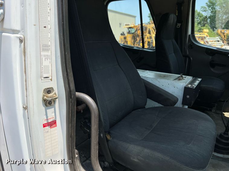 image for item II9114 2007 Freightliner Business Class M2  utility / service truck