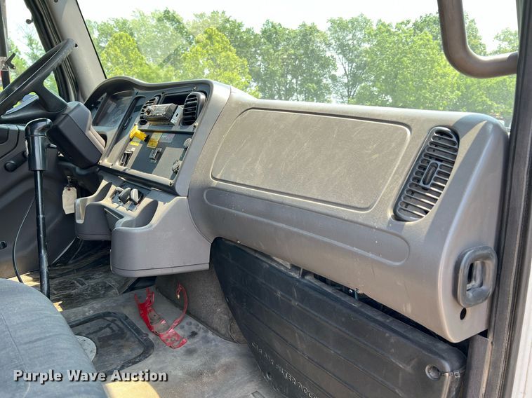 image for item II9114 2007 Freightliner Business Class M2  utility / service truck