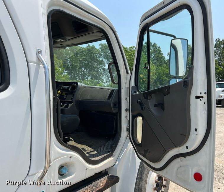 image for item II9114 2007 Freightliner Business Class M2  utility / service truck