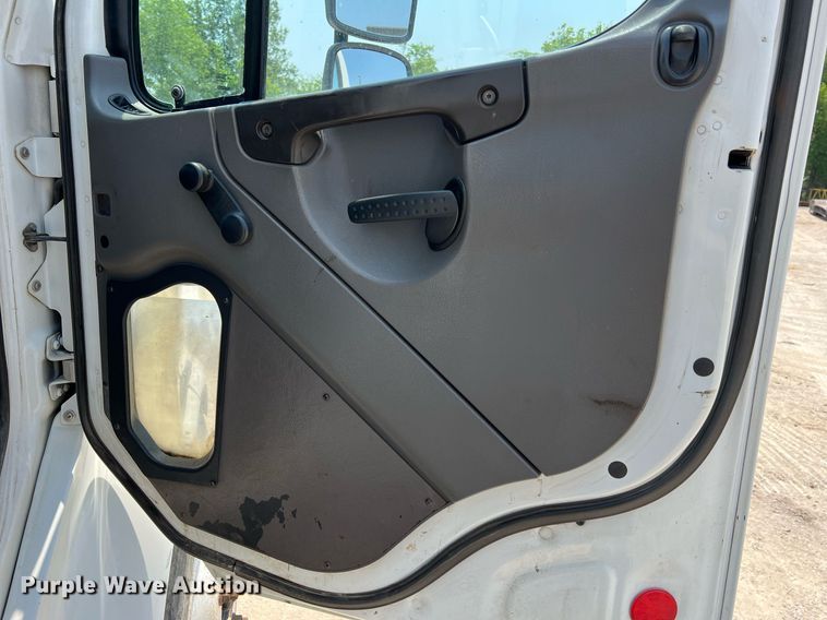 image for item II9114 2007 Freightliner Business Class M2  utility / service truck