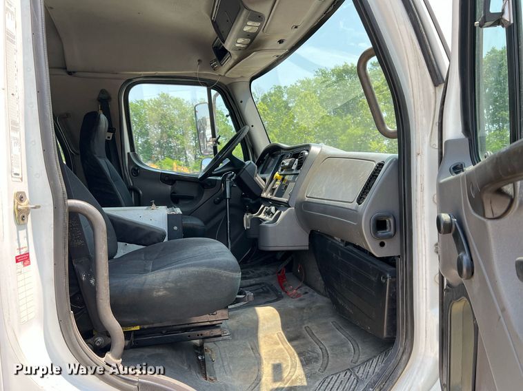 image for item II9114 2007 Freightliner Business Class M2  utility / service truck