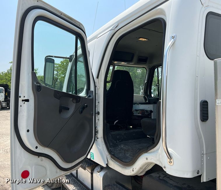 image for item II9114 2007 Freightliner Business Class M2  utility / service truck