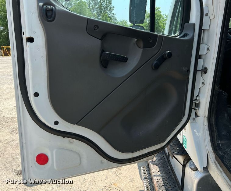 image for item II9114 2007 Freightliner Business Class M2  utility / service truck